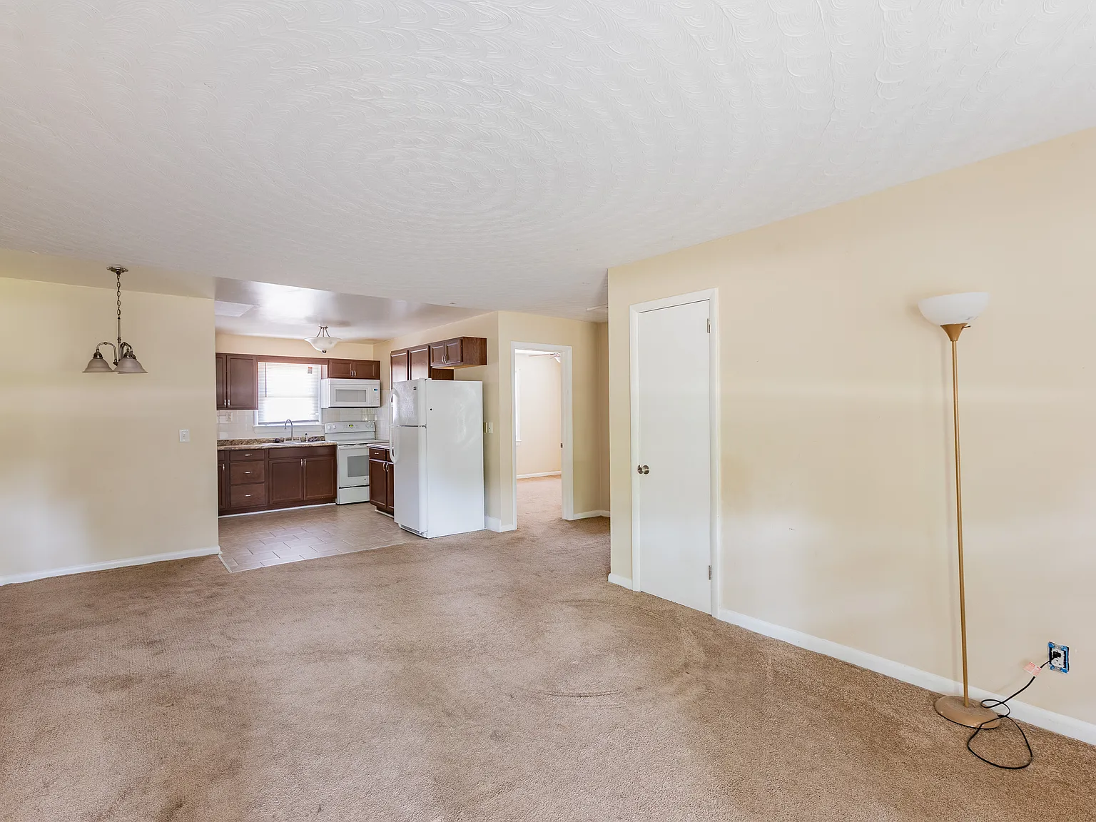 2 bed, 894 sqft, $1,350 — Photo 3