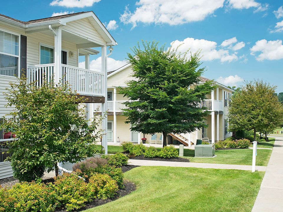 Forrest Pointe Apartments and Townhomes 1 Forrest Pointe Dr East