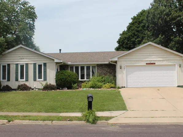 301 Maple Park Dr, Pekin, IL 61554