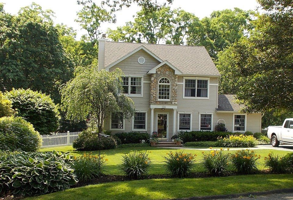 1st image of 4 Acorn Ln