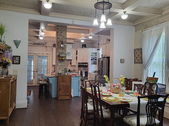 dining room to kitchen