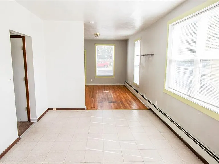 317 W Spruce St — Photo 2