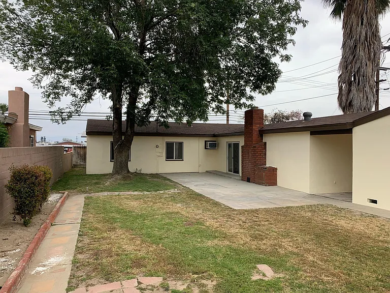 268 N Eucalyptus Ave — Photo 2