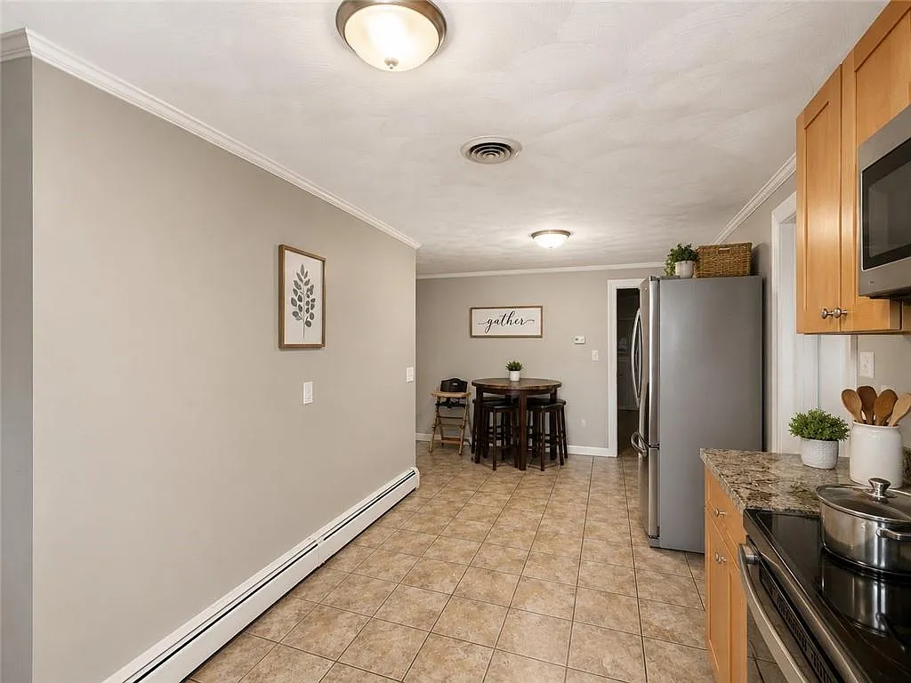3 bed, 1.5 bath, 2096 sqft, $3,250 — Photo 2