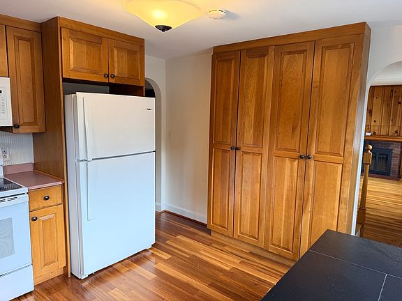 5th image of 484 Elm St #0