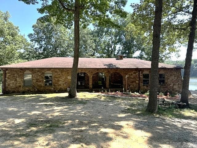 1st image of 550 Lake Dr