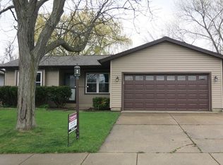 319 Somerset Dr, Streamwood, IL