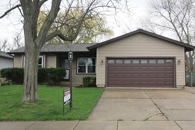 319 Somerset Dr photo 1