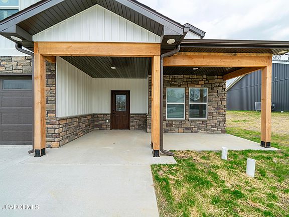 3rd image of 779 Vine Dr
