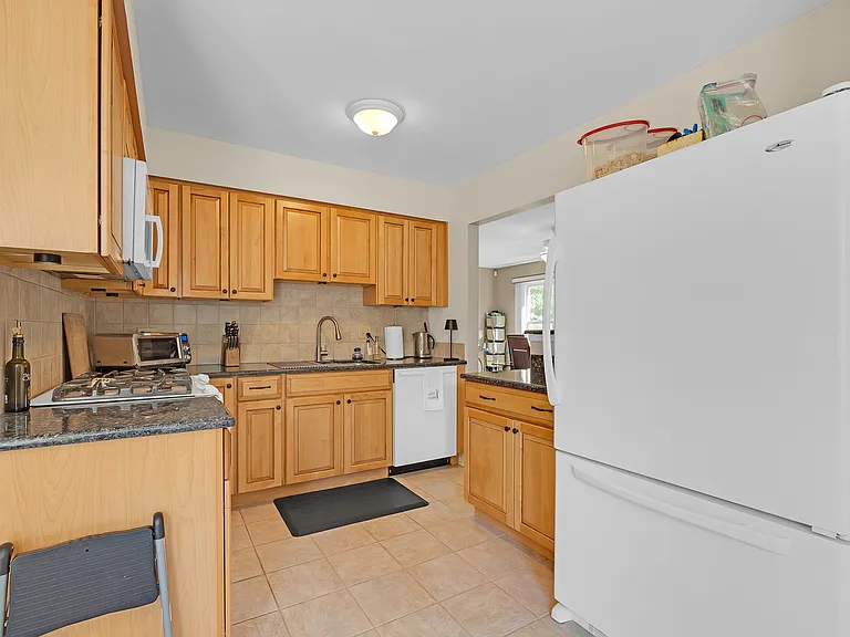 5 Newtown Ct E — Photo 9