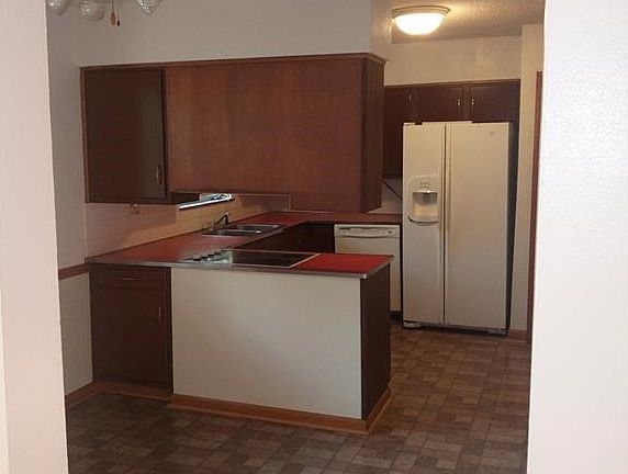 5th image of 556 Auburndale Ave