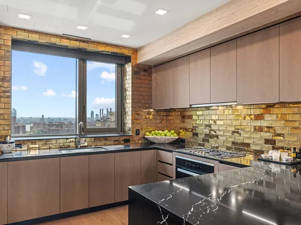 200 East 21st Street image 7 of 21