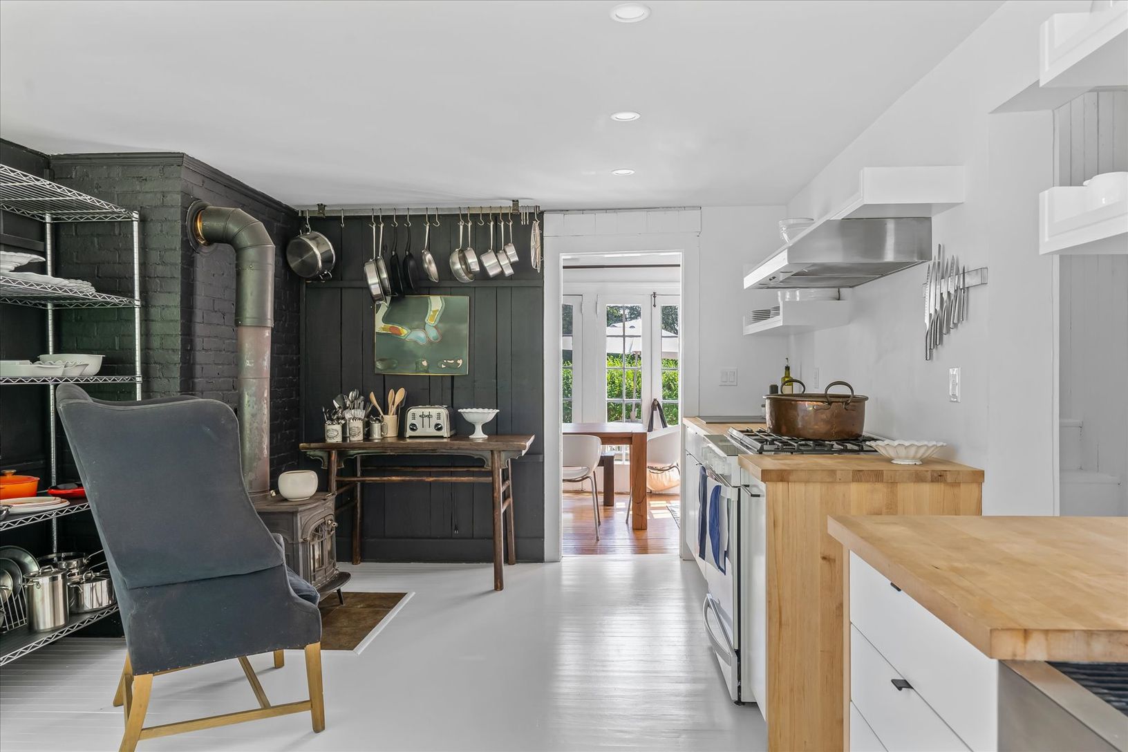  Light & airy L- shaped kitchen 