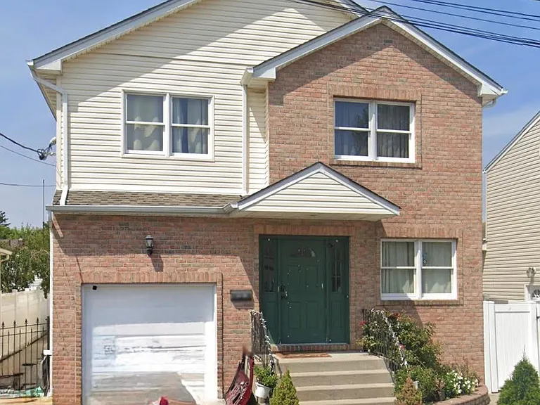 1318 Post Ave — Photo 1