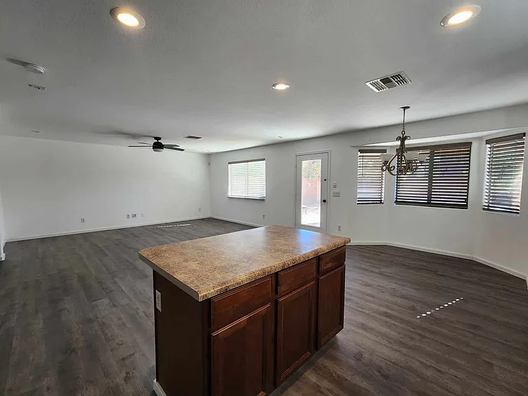 42065 W Hillman Dr — Photo 6