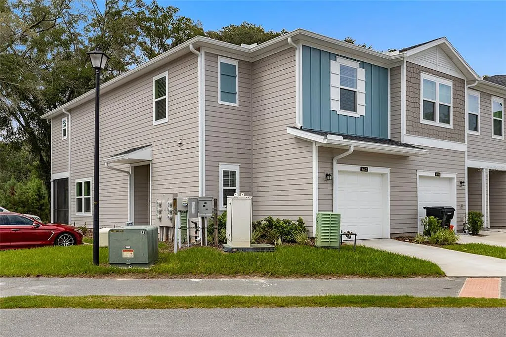 3 bed, 2.5 bath, 1820 sqft, $1,995 — Photo 1