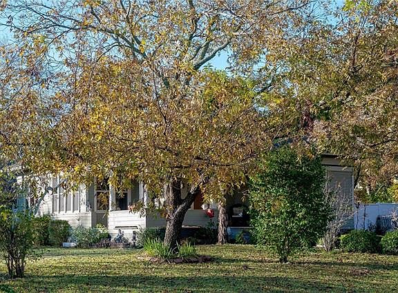 4th image of 702 W Avenue D