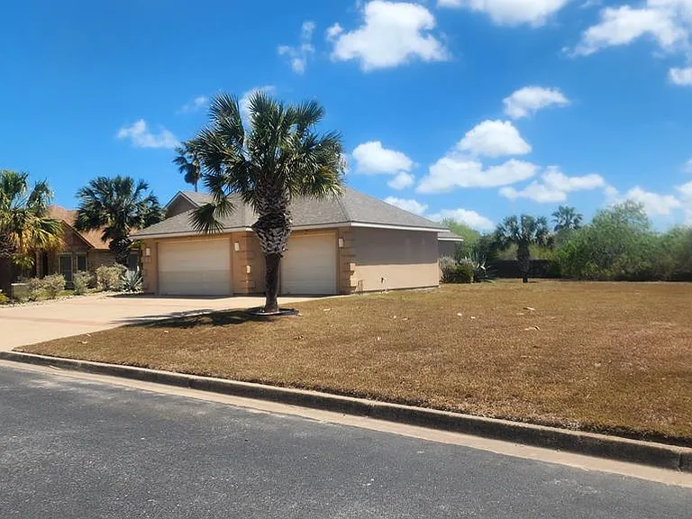 15 Cypress Point Dr — Photo 2
