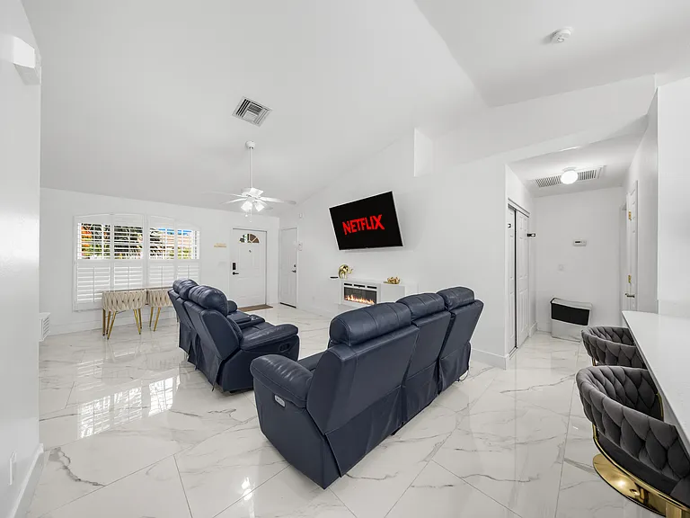 3825 SW 11th Ave — Photo 13