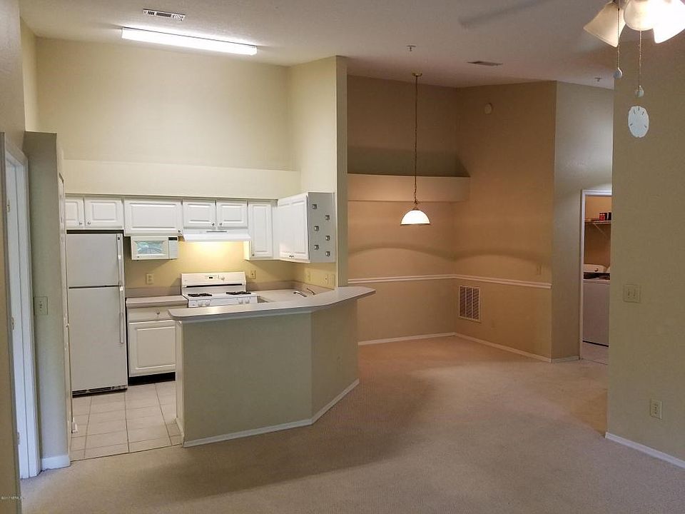 kitchen and dining area (2)