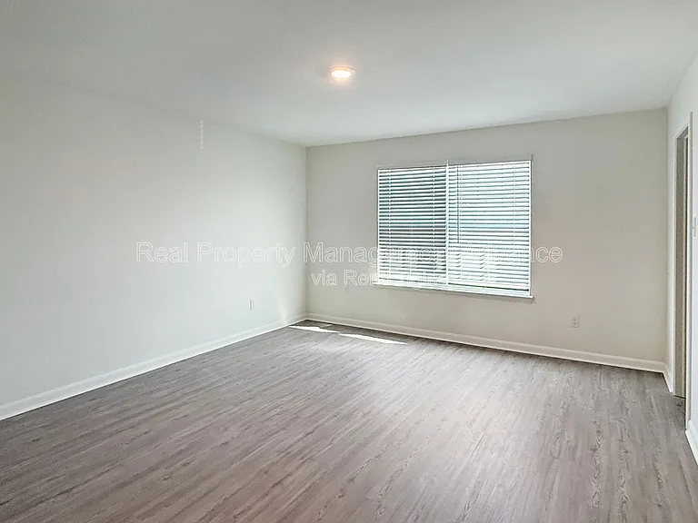 303 Stone Ct — Photo 7