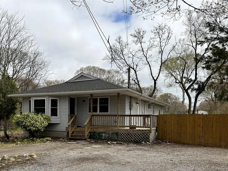 14 Mastic Blvd
