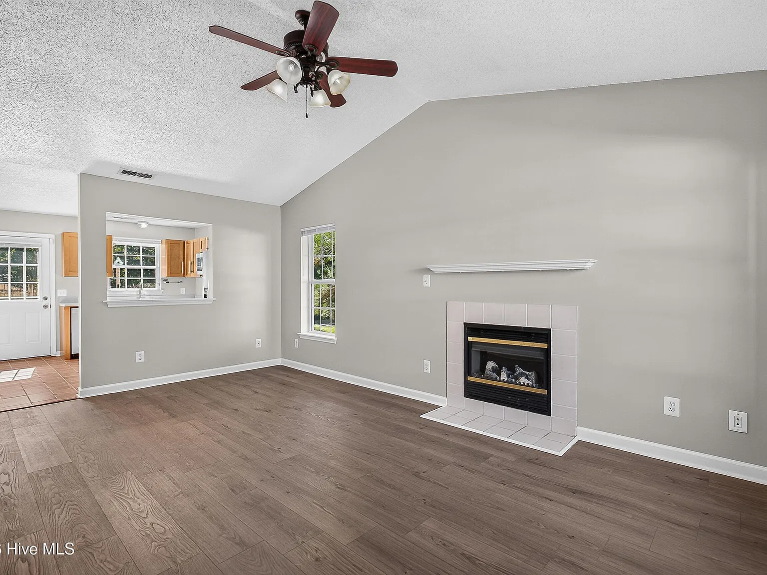 3 bed, 3.0 bath, $1,400 — Photo 4