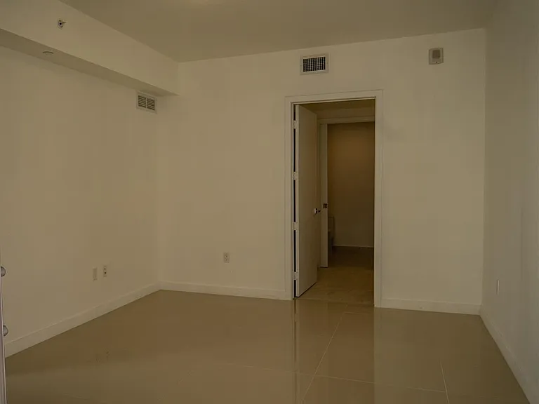 488 NE 18th St #11 — Photo 13