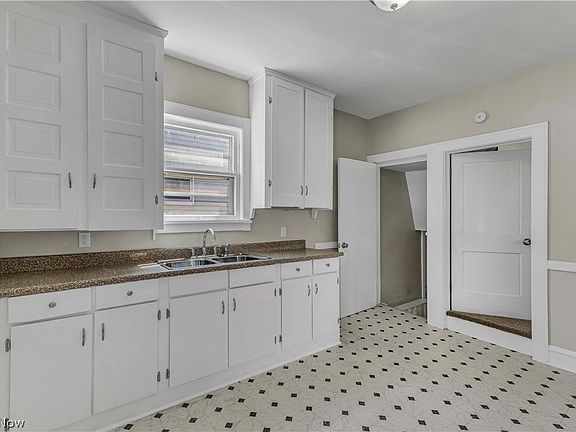 5th image of 3201 E 121st St