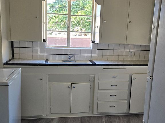 3rd image of 300-304 Solano Dr NE #302