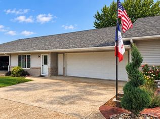 1513 Division St, Hull, IA 51239
