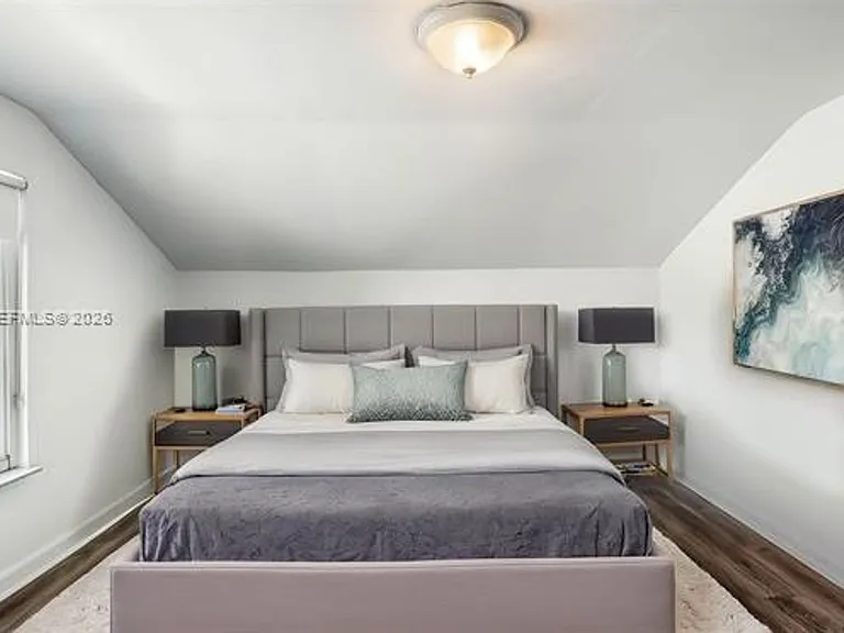117 E 10th St #117 — Photo 7