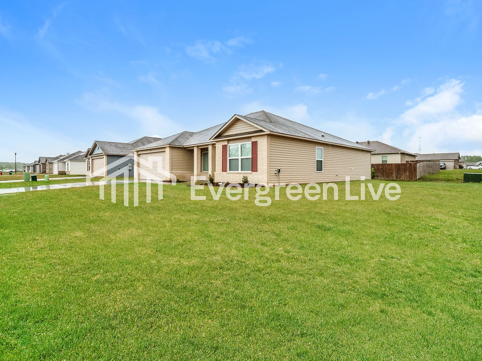 4 bed, 2.0 bath, 1652 sqft, $1,370 — Photo 3