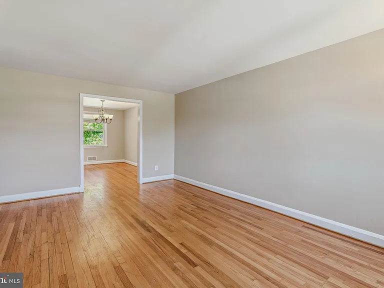 586 Lucia Ave — Photo 4