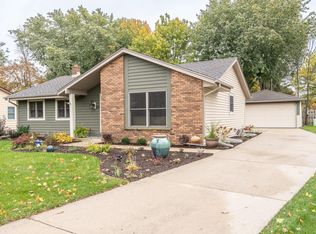 187 Chestnut Ridge Dr, Hartland, WI 53029