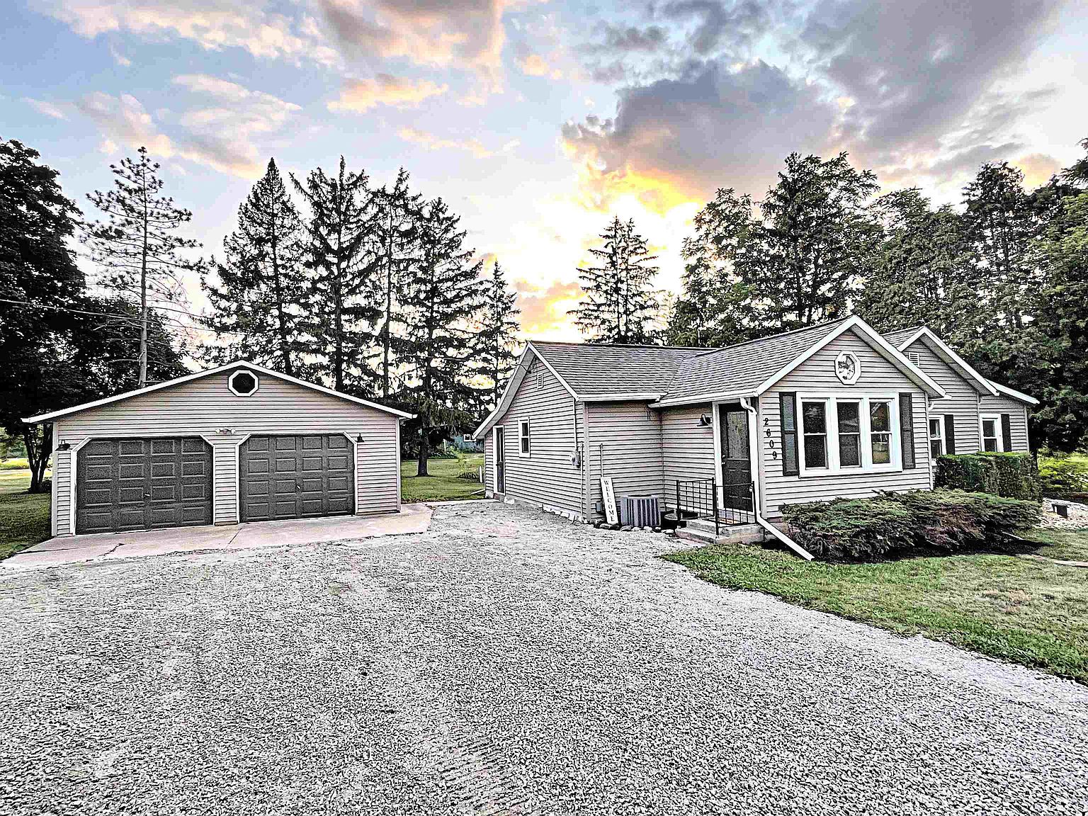 2609 Center St, Omro, WI 54963 Zillow