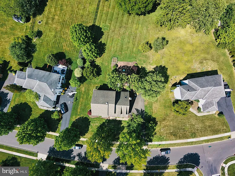139 Mallard Dr W — Photo 35