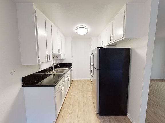 4th image of 625 N Sycamore Ave APT 112