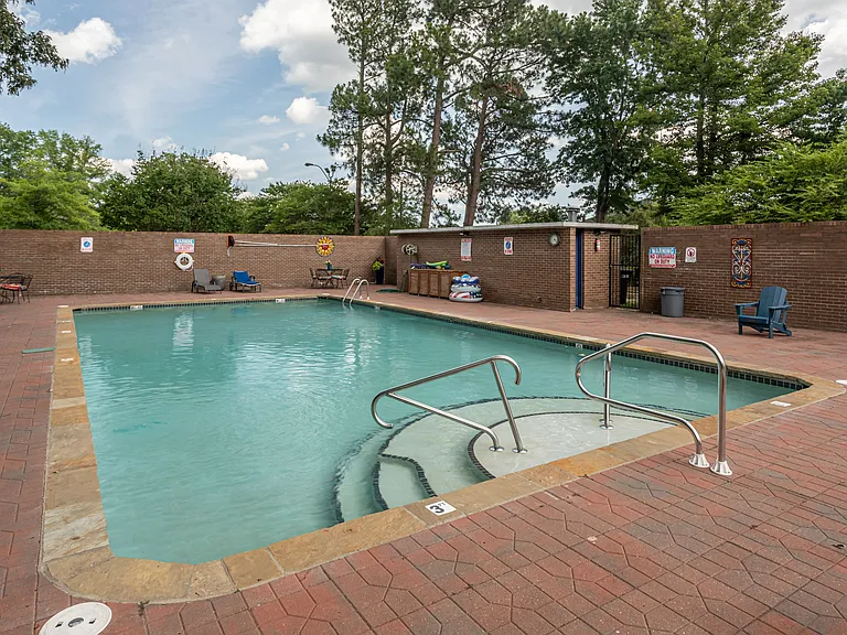 The Lakewood House Apartments — Photo 14