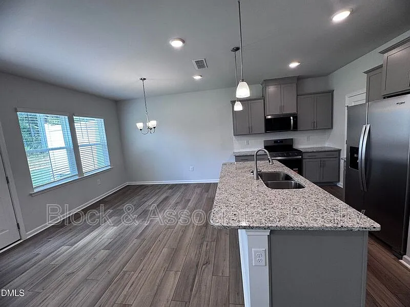 3 bed, 2.5 bath, $1,949 — Photo 3