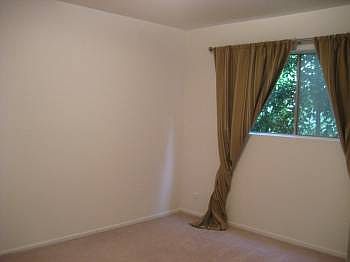 4th image of 2421 N Beachwood Dr APT 3