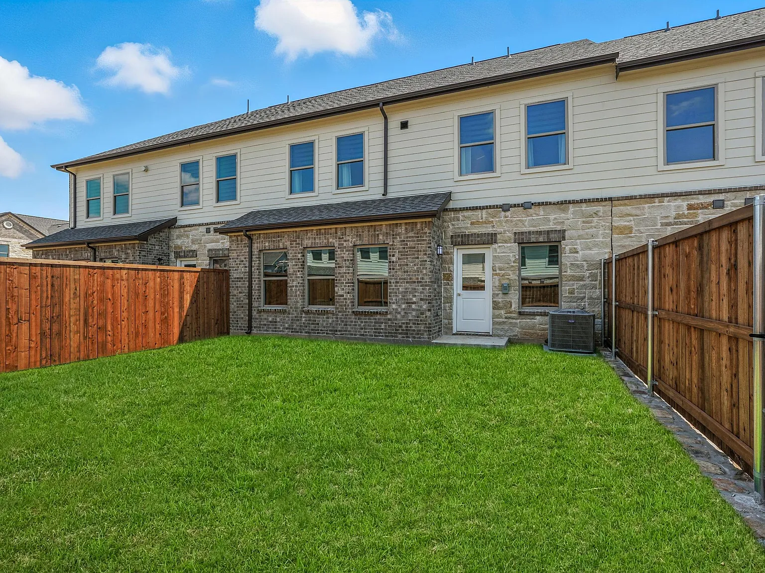 3 bed, 2.5 bath, 1778 sqft, $2,600 — Photo 2