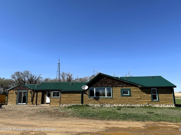 205 5th St NW, Hettinger, ND 58639