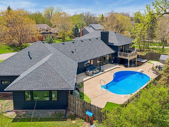 2nd image of 335 Queensland Ln N