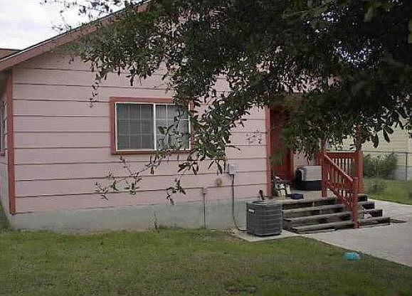 2nd image of 2700 Wade St
