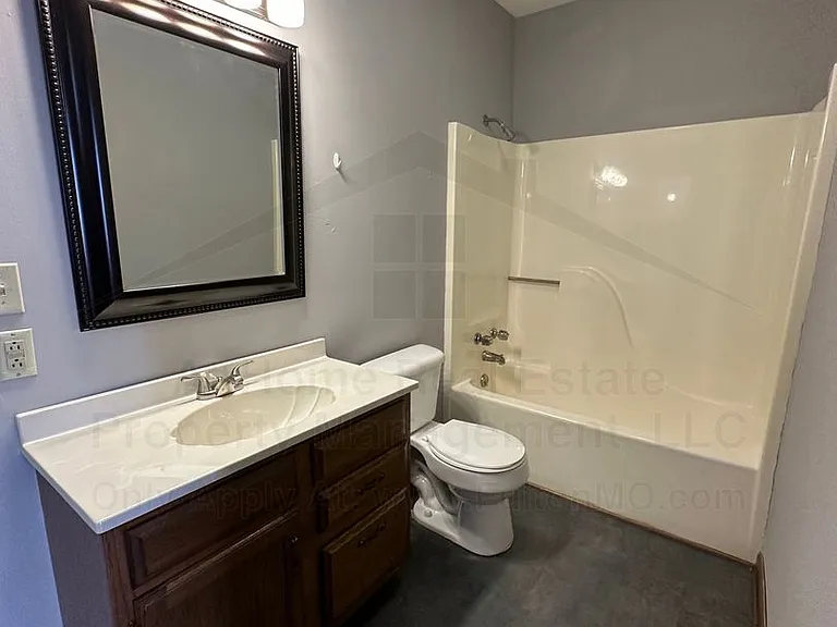 101 E 10th St #105 — Photo 20