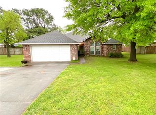 2011 Hummingbird Dr, Springdale, AR 72764