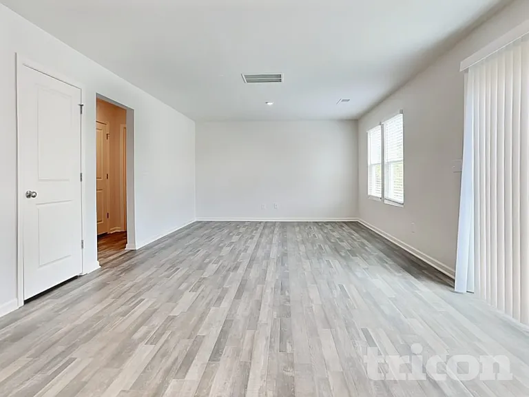 210 Coventry Ct — Photo 4