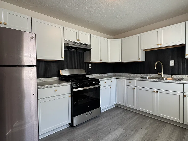 1726 W Saint Catherine St — Photo 8