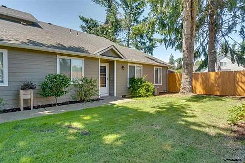 539 SE Oak Grove Ave — Photo 1